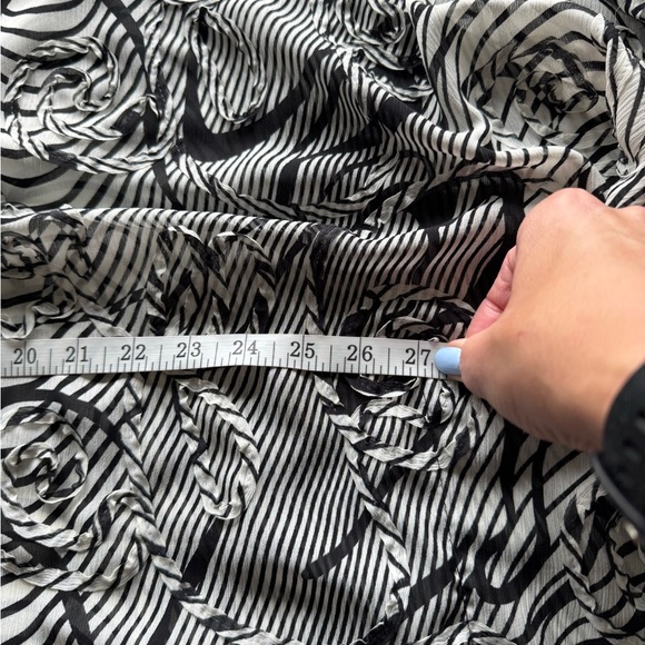 Maggie Barnes Plus 2X Black White Artsy Rose Print Blouse Flowy Sheer Top - Picture 8 of 8